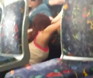 telecamera nascosta in un spiaggia cabin.tanned biondo in shorts in denim