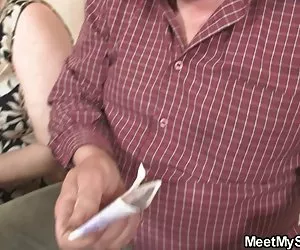 romanticismo di camera da letto ragazza indiana con il suo fidanzato