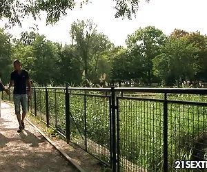 Le gambe dietro la testa di compilazione