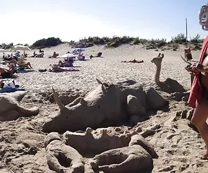 Lesbiche divertimento con Nicole e Amy su un divano bianco