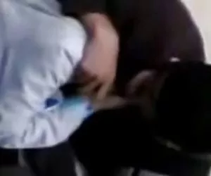 Lesbiche allungando le loro fighe con vibratori