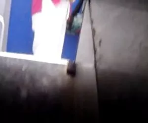 Bella ragazza di Aisha gioca con il suo dolce culo rotondo