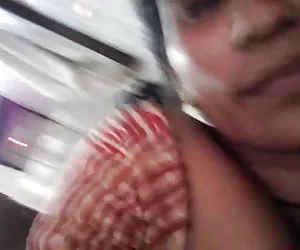 Sexy bionda mostra ideali gambe