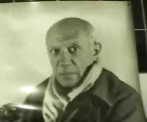 brunetta con bel seno si toglie le mutandine