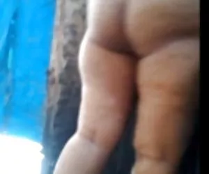 ragazza catturata masturbarsi