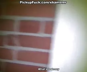 il culo di una ragazza latina in sella a un enorme gallo