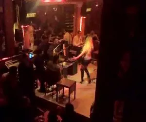 mamma aiuta non suo gallo figli feriti