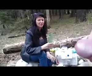 2 ragazzi giocando con gallo