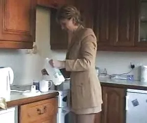 nonna scopa il suo capo più giovane