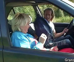 amiche lesbiche baciano e mangiano figa pelosa nel bosco