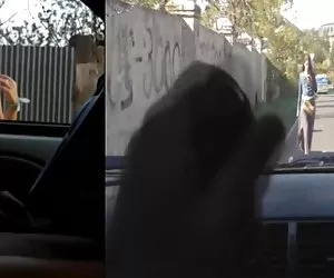 Lei guarda la tv e giocare con il suo culo peloso