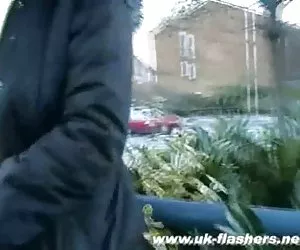 amici spingendo il dildo di vetro nella vicenda