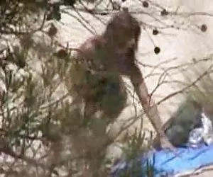 jana cova è bagnata e nuda in piscina