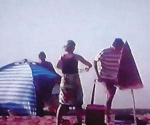 Gattino di Blondie ottiene la sua figa e faccia jizzed in un trio di vapore