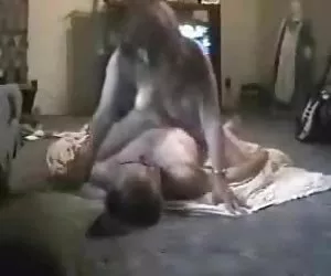 Milana e monica ottiene giù e sporco sul bancone della cucina