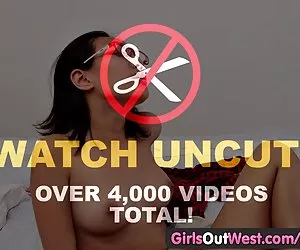 oliato esotici pulcino dita la sua figa pelosa