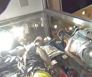 alzati la gonna Guardoni milf in perizoma di pizzo turchese