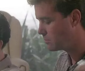 sinuosa sirena brunetta si accarezza i seni nel letto