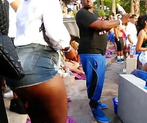 carina bionda cums sul sybian