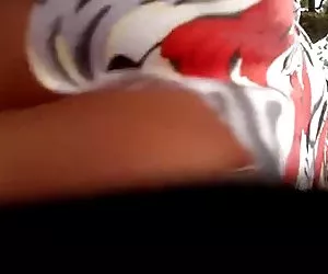 britney tettona si masturba sul divano