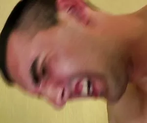 agente ingannevole - ex-ginnasta facendo le spaccature sul gallo