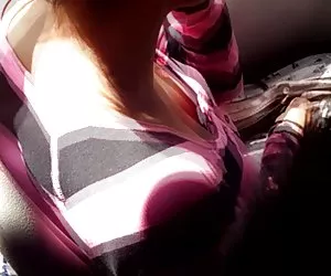 nuda con le gambe sotto la gonna sul treno