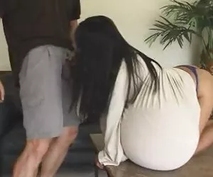 Ragazza ingoia un sacco di carichi di 2