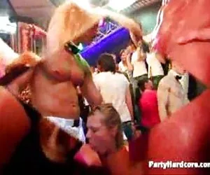 Vestita una donna da un uomo nudo calzoni amanti del cazzo di un ragazzo in una stalla