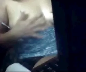 2 belle ragazze di fare l'amore sul divano verde