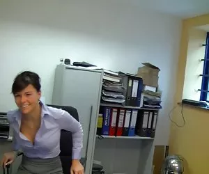 Lesbiche pompa che figa con la cinghia sul cazzo