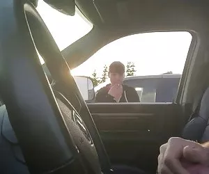 Busty milf Mckenzie lee cavalca un grosso cazzo