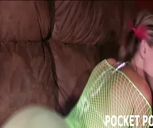 Prepararsi sotto copertura (lesbiche con strap-on)