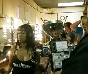 aika timido nel parco nudo in ginocchio dando un pompino