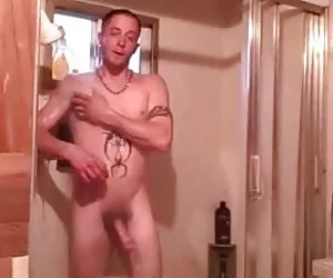 pulcino amatoriale insegue un grande gallo nero