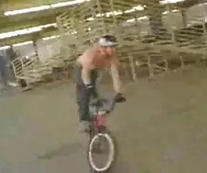 Chubby adolescente con pancia n grandi tette succhia enorme gallo