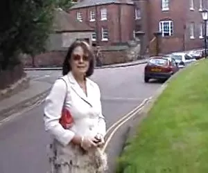 succhiacazzi dagli occhi blu attende con impazienza per sborra in bocca