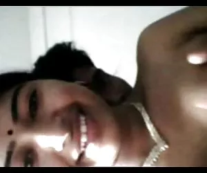 Petite ragazza bionda dando un buon bj nella lavanderia