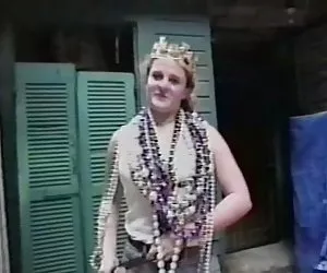 Pigtailed teen masturba sperma in bocca e lingua