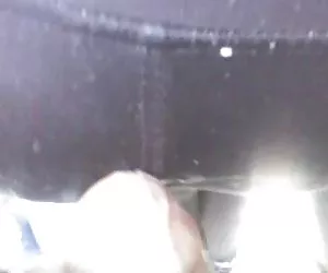 giovani bellezze lesbiche godono divano amorevole