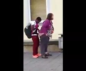 bellezza dai capelli neri magro di orgasmi lo vuole nel suo profondo