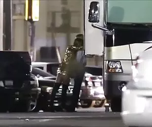 Slim ragazza abbronzata sdraiato, le gambe divaricate avuto pantofole sulla figa