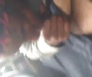 brunetta carina spagnolo giocando con alcuni dildo