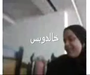 Teenager con le parentesi graffe scopata a bordo piscina