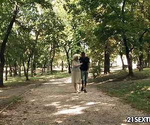 ragazza a piedi nudi