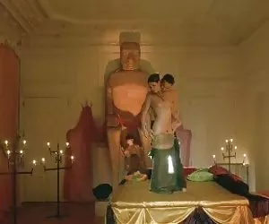 angelina castro prende massiccia gallo nero in una gabbia di combattimento!