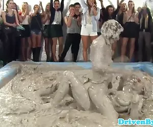 hotties europeo godere wrestling nel fango