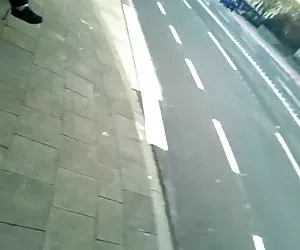 bruna dai grossi seni masturba con bottiglia di birra