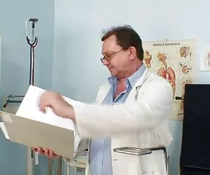 babe Squirter bere sperma dopo anale