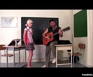 frizzante bionda slut masturba con un giocattolo dopo cazzo