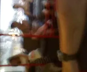 milf bruna è un esperto quando si tratta di gangbang bukkake